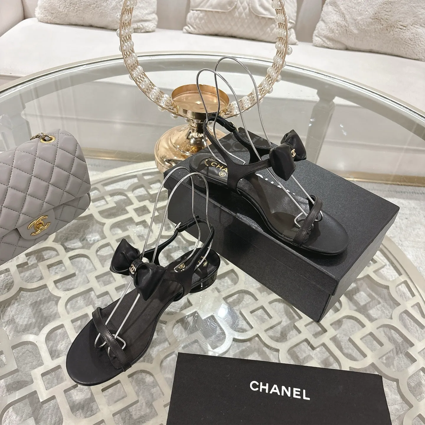 👟👟Ex-factory price 560👟👟 CHANEL 25ss spring and summer new counter top double C bow sandals. This classic design; bow with double C embellishment, playful and elegant, multiple color matching elements... Diversified mix and match is very beautiful and versatile, very light and comfortable on the feet, super delicate and elegant... ꫛꫀꪝ Go➫ Material: Upper: Original customized imported sheepskin Inner: Original custom-made sheepskin lining Outsole: Original custom-made Italian through-dyed genuine leather outsole Size: 35–40 (40 and 41 are custom-made and cannot be returned or exchanged)